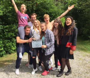 Das Abschlussprojekt von Thomas Richter ist die Pilotfolge der Serie „FreiHaus“, die er mit Moritz Markulin gedreht hat. Das „FreiHaus“-Team von links nach rechts: Daniela Melem (Schauspielerin "Charly"), Thomas Richter (Regie, Ton, Schnitt), Moritz Markulin (Kamera), Riana Shkololli (Schauspielerin "Laura"), Marie Kalthoff (Aufnahmeleitung), Lukas Sauer (Schauspieler "Phil"), Jasmin Salfinger (Schauspielerin "Vanessa"), Beyza Akay ("Kameraassistenz"). Vom Team fehlen auf dem Bild: Valentin Stückl (Schauspieler "Chris"), Alicia Hergert (Maske, Kostüm), Marion Plewinkse (Kameraassistenz)
